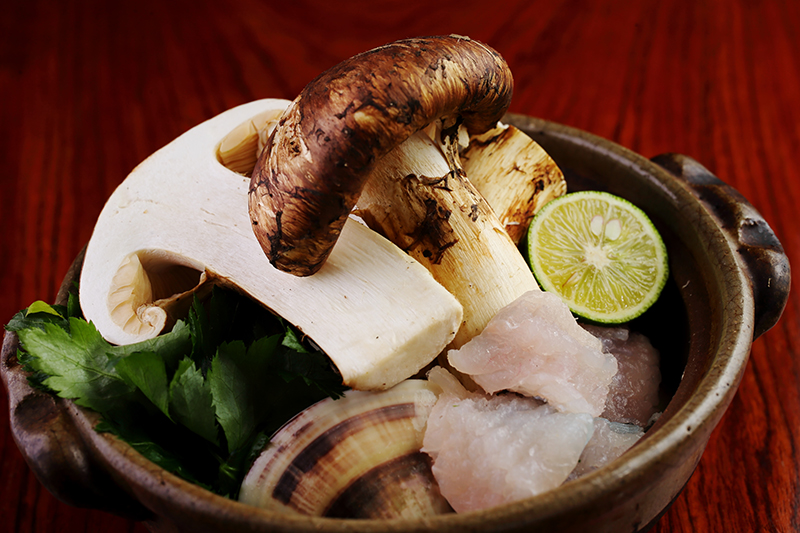松茸と鱧と蛤の土鍋蒸しコース（要予約）